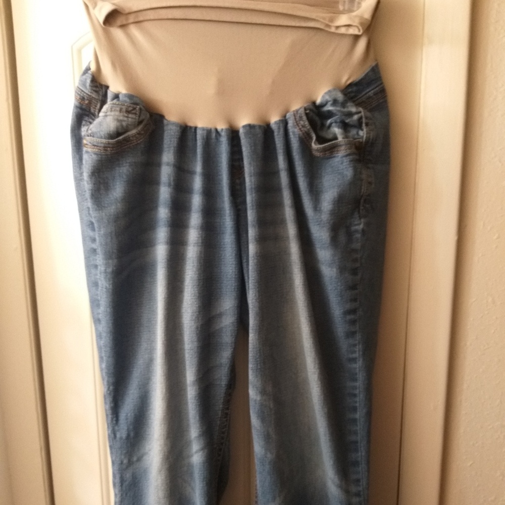 Plus size maternity cropped pants